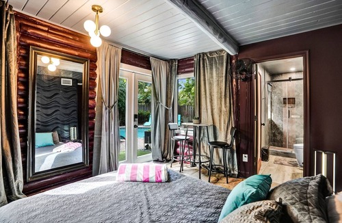 Wilton Manors Cottage | Kiki 3 - Men's Clothing optional Guest House