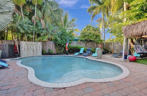 Wilton Manors Cottage | Kiki Grand Suite - Men's Clothing optional Guest House in Wilton Manors
