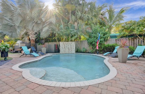 Wilton Manors Cottage | Kiki Grand Suite - Men's Clothing optional Guest House in Wilton Manors