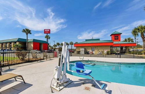 Lake Park Apartment | King Bed| Accessible