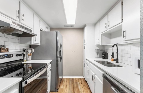 Northeast Pensacola Condo | King Bed | Central Location | 75" TV | Washer & Dryer | Shower & Tub | Patio | Updated