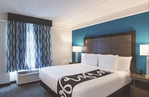 Orlando Hotel | King Bed Deluxe Suite, Pool View at La Quinta Inn by Wyndham Orlando UCF
