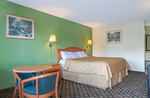 Ashburn Hotel | King Bed near World’s Largest Peanut | Easy I-75 Access & Free Parking