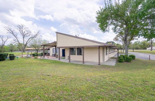 Daleville Apartment | King Bed| Non smoking