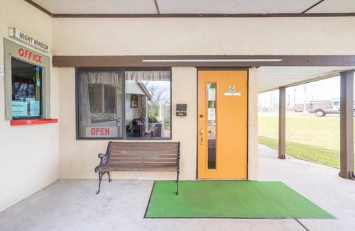 Daleville Apartment | King Bed| Non smoking