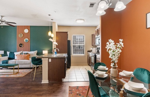Southpoint Apartment | King Bed/Pool +FREE PARKING/Pool/Gym/Fast Wi-Fi