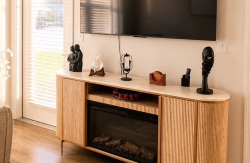 Northside Apartment | King Bed + Saltwater Pool, 8 Min to Airport