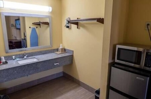 Hawkinsville Hotel | King Bedroom Smoking Room