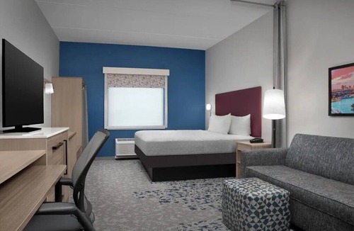 Weston Hotel | King Studio | BBQ, Outdoor Pool | 1.8 mi to Weston Town Center Shops + Breakfast