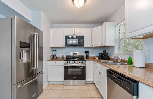 Bearss Plaza House | King-Style Retreat · 4 BR · Family Friendly