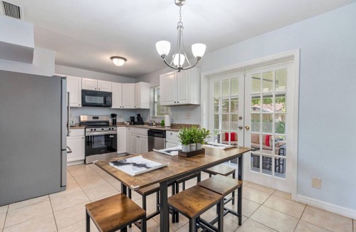 Bearss Plaza House | King-Style Retreat · 4 BR · Family Friendly
