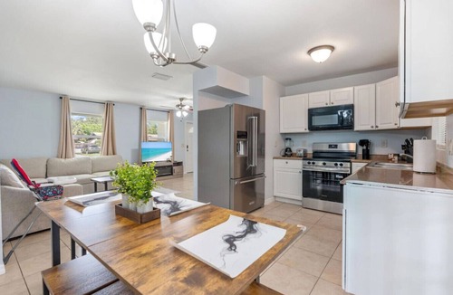 Bearss Plaza House | King-Style Retreat · 4 BR · Family Friendly