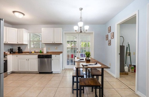 Bearss Plaza House | King-Style Retreat · 4 BR · Family Friendly