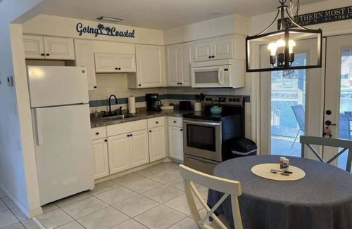 Saint James City Apartment | King Suite on Canal