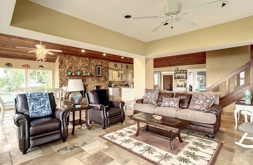 Crystal River House | KINGS BAY “AUG WEEK JUST OPENED & SEP SALE” 4 Bedrooms, Decks 2 Docks, 400 shore
