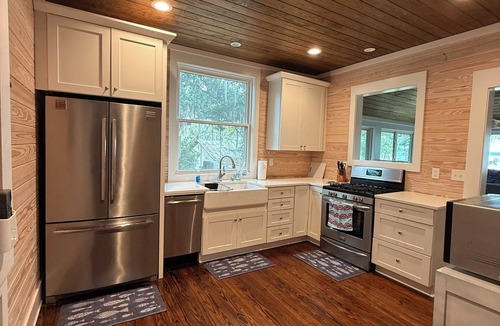 Starke House | Kingsley Lake home 3/2.5 sleeps 11 with large private beach and dock