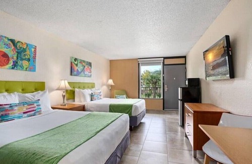 Historic Downtown Kissimmee Hotel | Kissimmee Contemporary Room with 2 DBL Beds & Pool