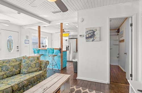 Laguna Beach House | L👀K! 🌴"Kissing Palms"🌴Cottage - 1.5 Blocks from Gulf! 🐾 Pet-Friendly Fenced Yard