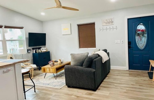 Lincolnville Apartment | LA CASITA COZY COTTAGE DOWNTOWN!