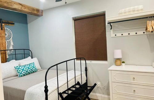 Lincolnville Apartment | LA CASITA COZY COTTAGE DOWNTOWN!