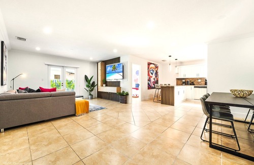 Westchester House | La Femme Oasis Resort/5 Bedrooms/Htd Pool/Mini Golf/Pickleball/Jacuzzi/BBQ