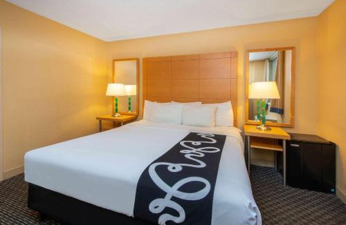 Deerfield Beach Hotel | La Quinta I-95 Deerfield Beach - Next to The Home Depot & Behind The Wawa
