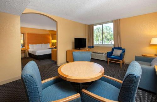 Deerfield Beach Hotel | La Quinta I-95 Deerfield Beach - Next to The Home Depot & Behind The Wawa