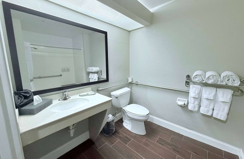 Florida Center Hotel | La Quinta Inn & Suites by Wyndham Orlando Universal area