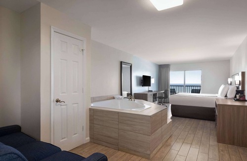 East Daytona Hotel | La Quinta Inn & Suites by Wyndham Oceanfront Daytona Beach