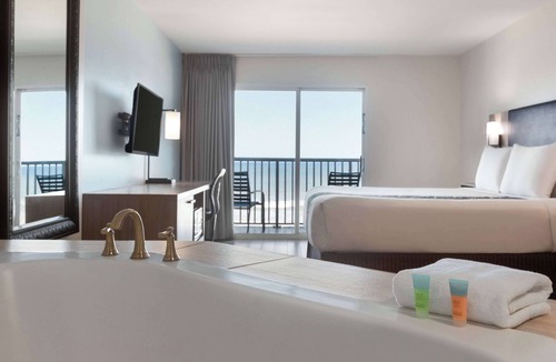 East Daytona Hotel | La Quinta Inn & Suites by Wyndham Oceanfront Daytona Beach
