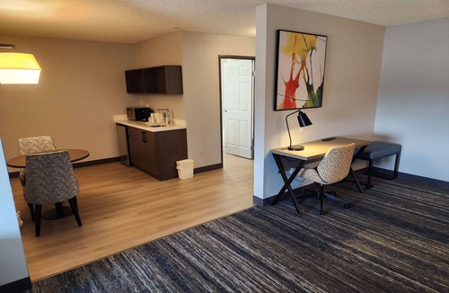 Warner Robins Hotel | La Quinta Inn & Suites by Wyndham Warner Robins - Robins AFB