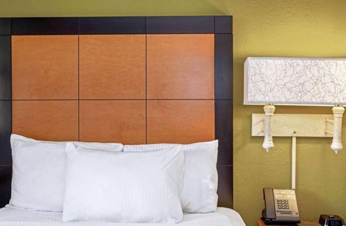 Orlando Hotel | La Quinta Orlando Airport West | 2 Double Deluxe | Great for Families | Pool