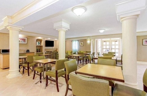 Orlando Hotel | La Quinta Orlando Airport West | 2 Double Deluxe | Great for Families | Pool