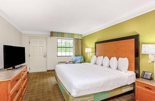 Orlando Hotel | La Quinta Orlando Airport West | Deluxe King | Free Parking & Breakfast