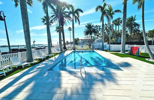 Pass-a-Grille Historic District Apartment | La Tortuga Historic Downtown Pass A Grille St Pete Beach 7