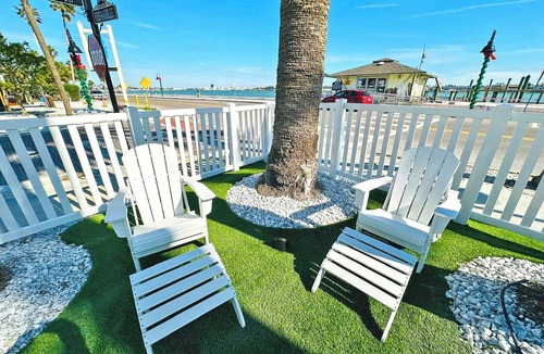 Pass-a-Grille Historic District Apartment | La Tortuga Historic Downtown Pass A Grille St Pete Beach 7