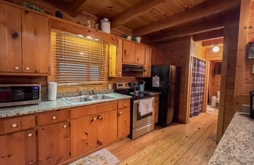 Warm Springs Cabin | Labor Day at Pike's Peak - Wifi and Hot Tub! - Callaway Gardens