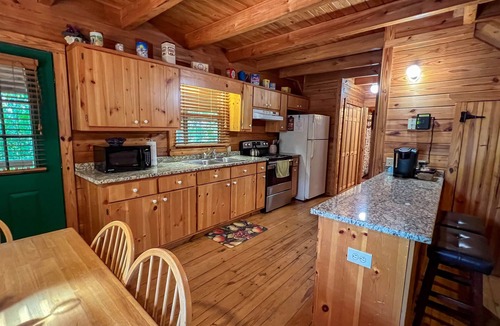 Warm Springs Cabin | Labor Day at The Summit - Wifi and Hot Tub! - Callaway Gardens