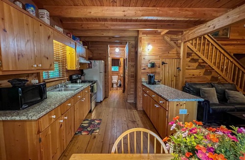 Warm Springs Cabin | Labor Day at The Summit - Wifi and Hot Tub! - Callaway Gardens