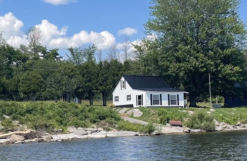 Dexter Cottage | Lake Ontario Waterfront Cottage | Kayaks, Fire Pit & Peaceful Escape