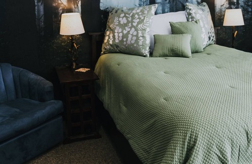 White Cloud Apartment | Lake Side Guest House with Hot Tub