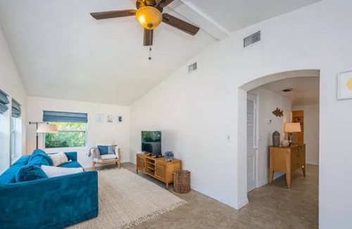 Tarpon Springs House | Lake Tarpon Modern 3 Bedroom 2 Bathroom House