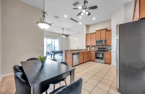 Ruskin House | Lake View 6 bedrooms, tennis Courts, playground, close to beach area, large home