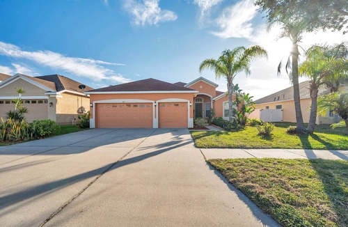 Ruskin House | Lake View 6 bedrooms, tennis Courts, playground, close to beach area, large home