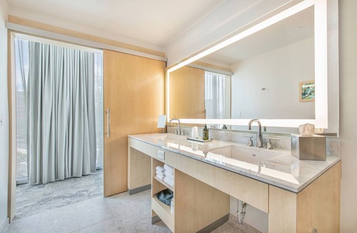 Gainesville Hotel | Lake View King Guestroom near UF Campus | Sleeps 2