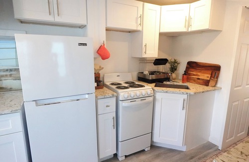 Fort Myers Beach House | Lakefront 2-bedroom Fort Myers Beach cottage less than 3 miles from the beaches