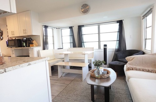Fort Myers Beach House | Lakefront 2-bedroom Fort Myers Beach cottage less than 3 miles from the beaches