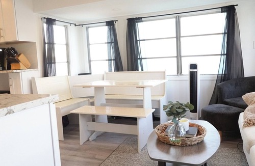 Fort Myers Beach House | Lakefront 2-bedroom Fort Myers Beach cottage less than 3 miles from the beaches