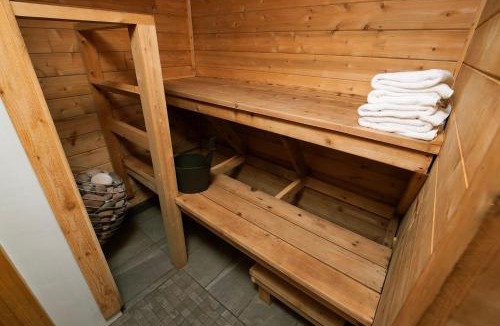 Lake House | Lakefront 2 Saunas, Firepit, Kayaks, Dock & Boat
