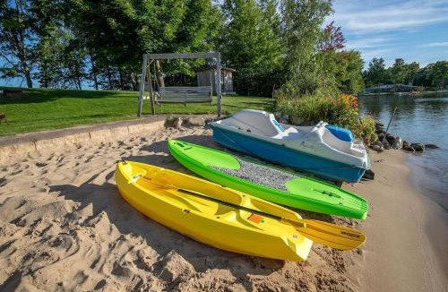 Lake House | Lakefront 2 Saunas, Firepit, Kayaks, Dock & Boat
